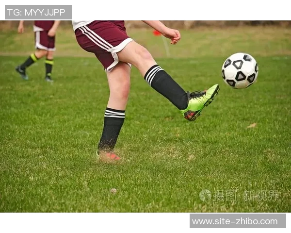 足球22号照片展现球场激情与运动员风采的完美瞬间